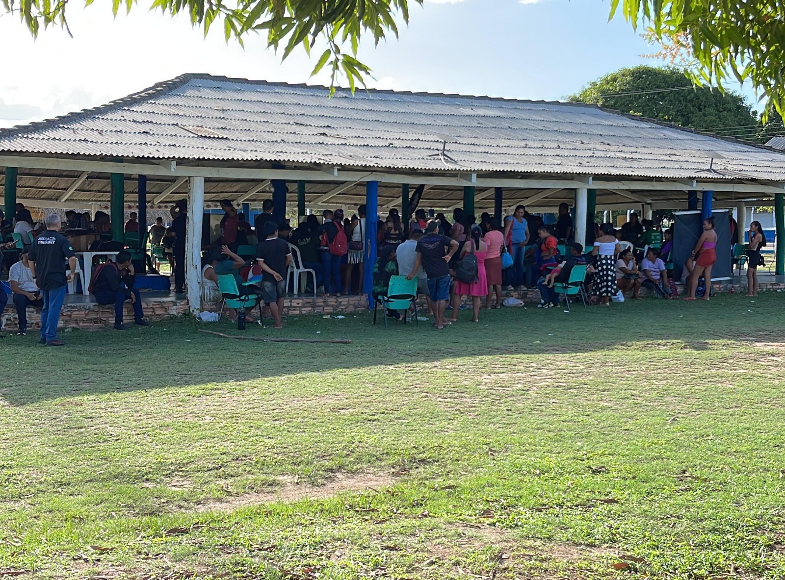 foto colorida tirada de longe para mostrando a base da justiça itinerante realizando atendimento
