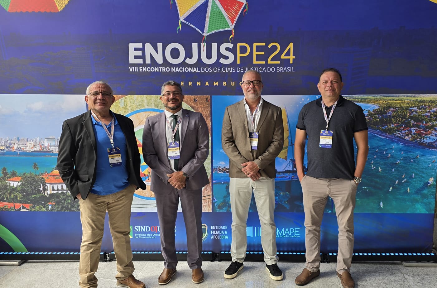 foto colorida de diretores do Sindicato dos Oficiais de Justiça do estado Roraima (Sindojerr), Luiz Saraiva Botelho, Paulo Renato de Azevedo, Argemiro Ferreira da Silva e Luis Cláudio de Jesus Silva, e pelos Oficiais de Justiça Marcell Santos Rocha, Martha Alves dos Santos, Ariana Silva Coelho e Naryson Alves de Lima um ao lado do outro pousando para a fotografia