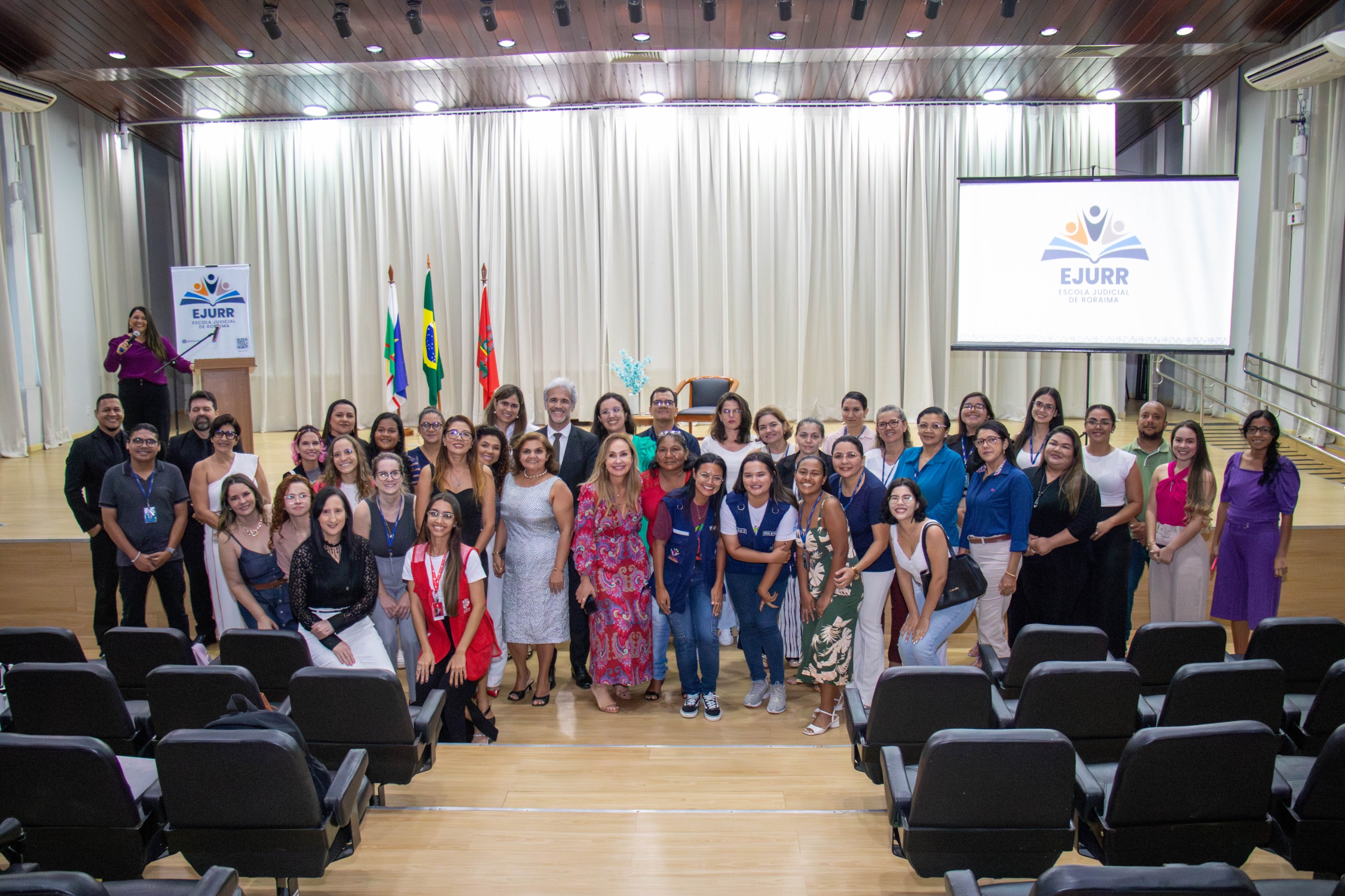 foto colorida de um grupo de pessoas pousando para a fotografia