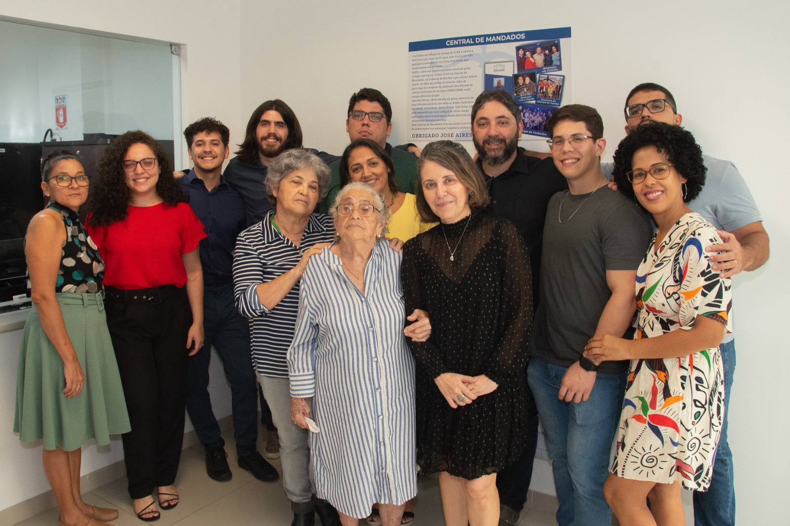 Imagem colorida mostra os presentes para prestigiar a homenagem, que incluem amigos e familiares
