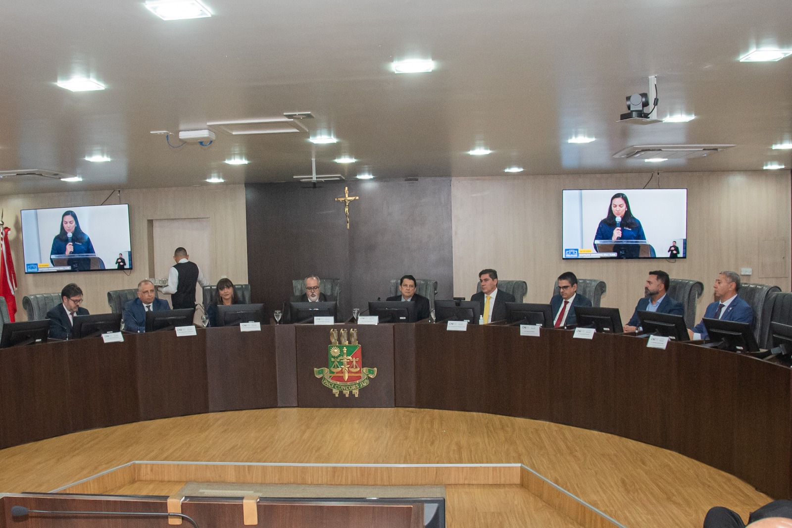 foto colorida de magistrados reunidos no tribunal pleno