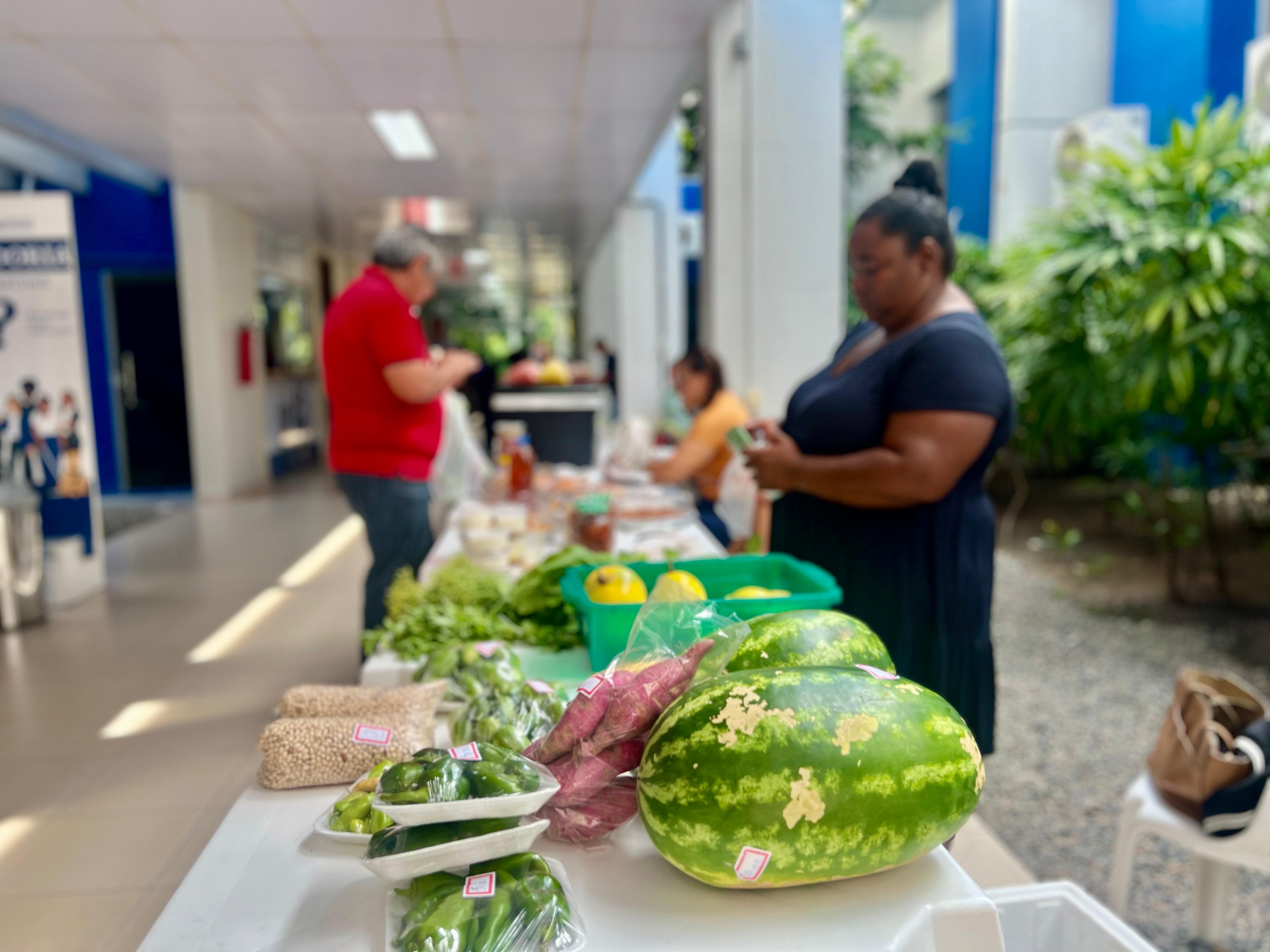 Foto colorida mostra servidores e feirantes em Feira de Organicos promovida no Fórum Advogado Sobral Pinto.