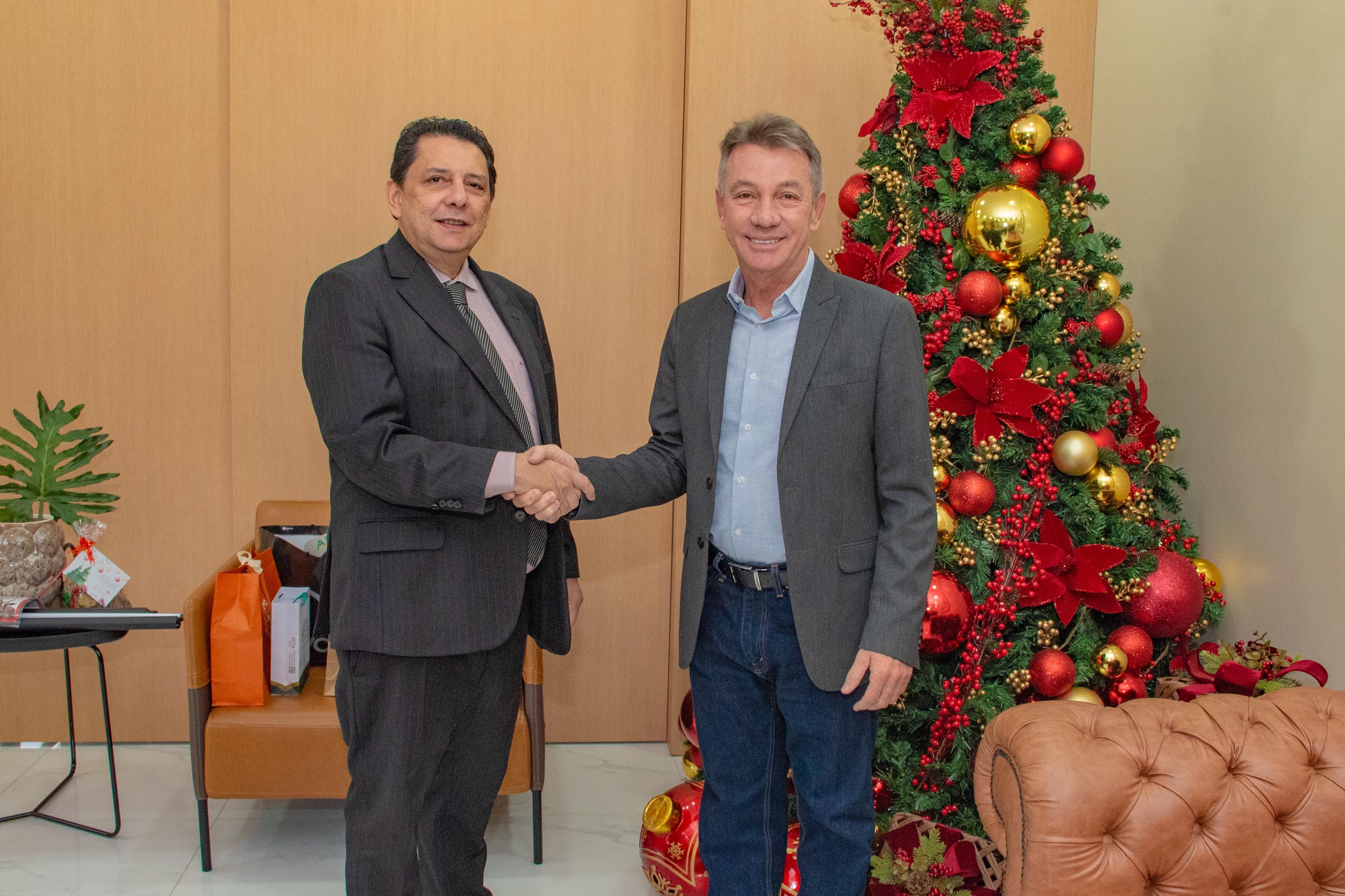 Imagem colorida mostra o presidente do TJRR, desembargador Jésus Nascimento, cumprimentando o governador de Roraima, Antonio Denarium, durante reunião institucional na sede do governo