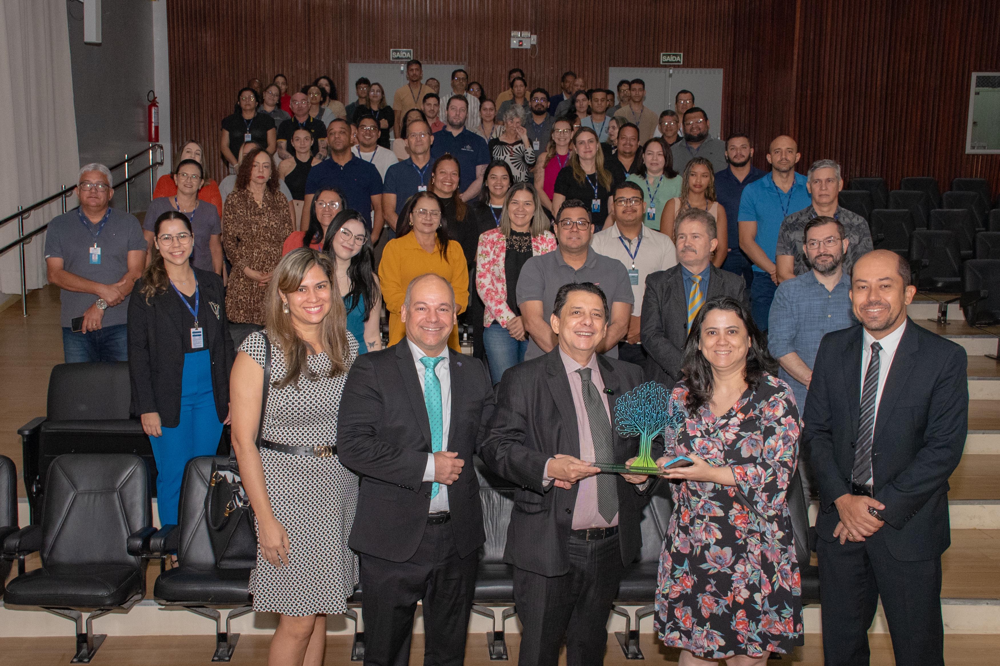 Imagem colorida mostra o presidente do TJRR, desembargador Jésus Nascimento, palestrando para publico de magistrados, servidores, estagiários e colaboradores do TJRR, no auditório do Fórum Cível Advogado Sobral Pinto. Em suas mãos está o microfone. Abaixo a frase “PRÊMIO EXCELÊNCIA: Presidente destaca atuação do Judiciário roraimense na conquista do Prêmio CNJ de Qualidade 2024”.