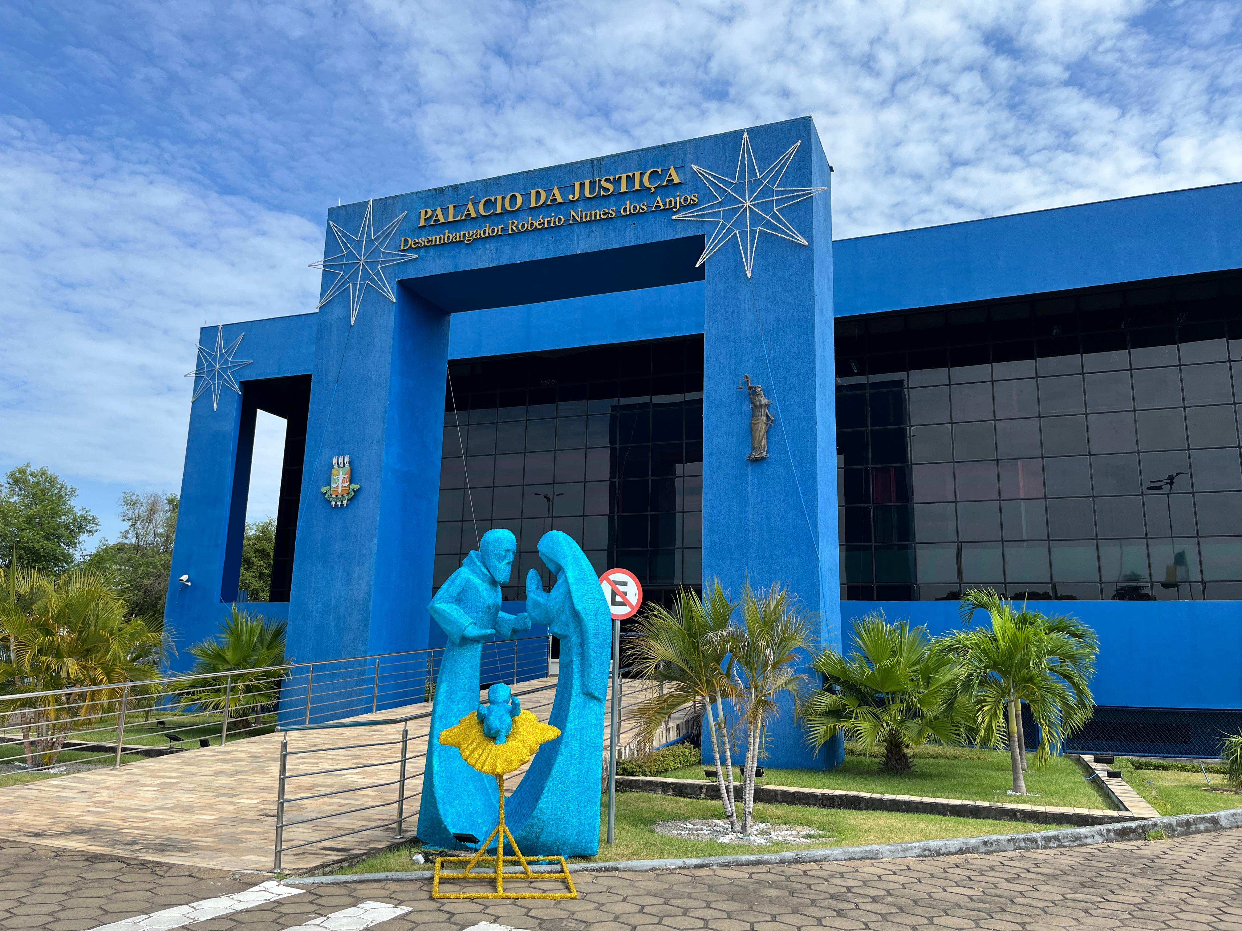 foto colorida em plano aberto da faixada do palácio da Justiça