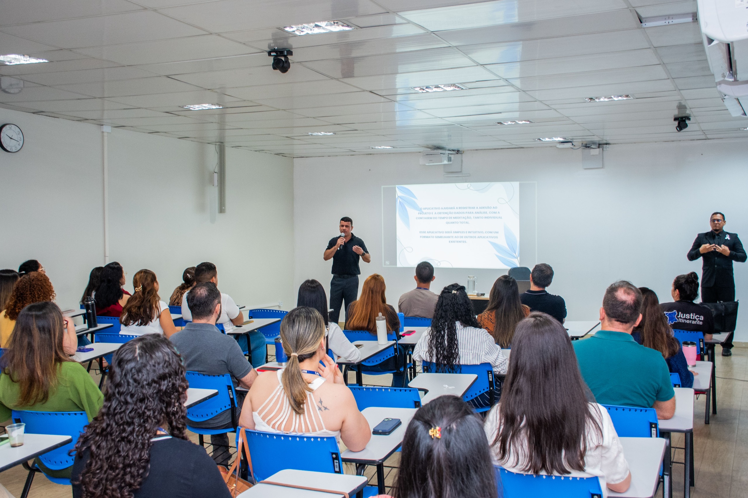 imagem colorida mostra integrantes do TJRR assistindo palestra sobre saúde mental, que ocorreu na EJURR. A foto foi tirada com o público de costas para a câmera. Na imagem contém 25 pessoas. Abaixo a frase “JANEIRO BRANCO - Palestra destaca a importância do cuidado com a saúde mental para uma vida equilibrada.” imagem colorida mostra integrantes do TJRR assistindo palestra sobre saúde mental, que ocorreu na EJURR. A foto foi tirada com o público de costas para a câmera. Na imagem contém 25 pessoas. Abaixo a frase “JANEIRO BRANCO - Palestra destaca a importância do cuidado com a saúde mental para uma vida equilibrada.”