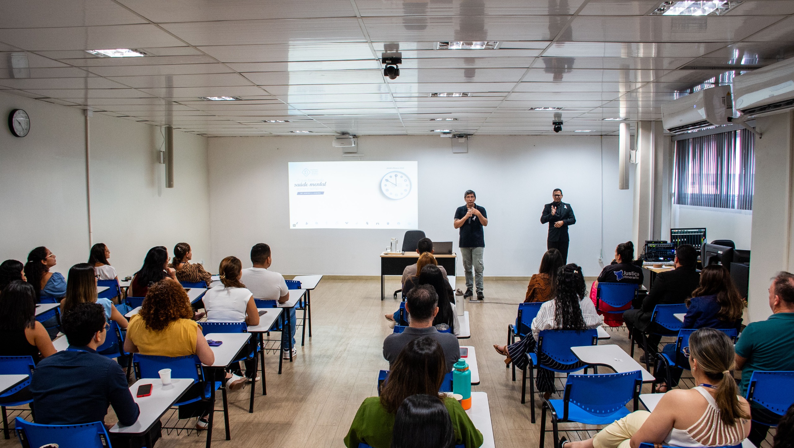 imagem colorida mostra integrantes do TJRR assistindo palestra sobre saúde mental, que ocorreu na EJURR. A foto foi tirada com o público de costas para a câmera. Na imagem contém 22 pessoas. Abaixo a frase “JANEIRO BRANCO - Palestra destaca a importância do cuidado com a saúde mental para uma vida equilibrada.” imagem colorida mostra integrantes do TJRR assistindo palestra sobre saúde mental, que ocorreu na EJURR. A foto foi tirada com o público de costas para a câmera. Na imagem contém 22 pessoas. Abaixo a frase “JANEIRO BRANCO - Palestra destaca a importância do cuidado com a saúde mental para uma vida equilibrada.”