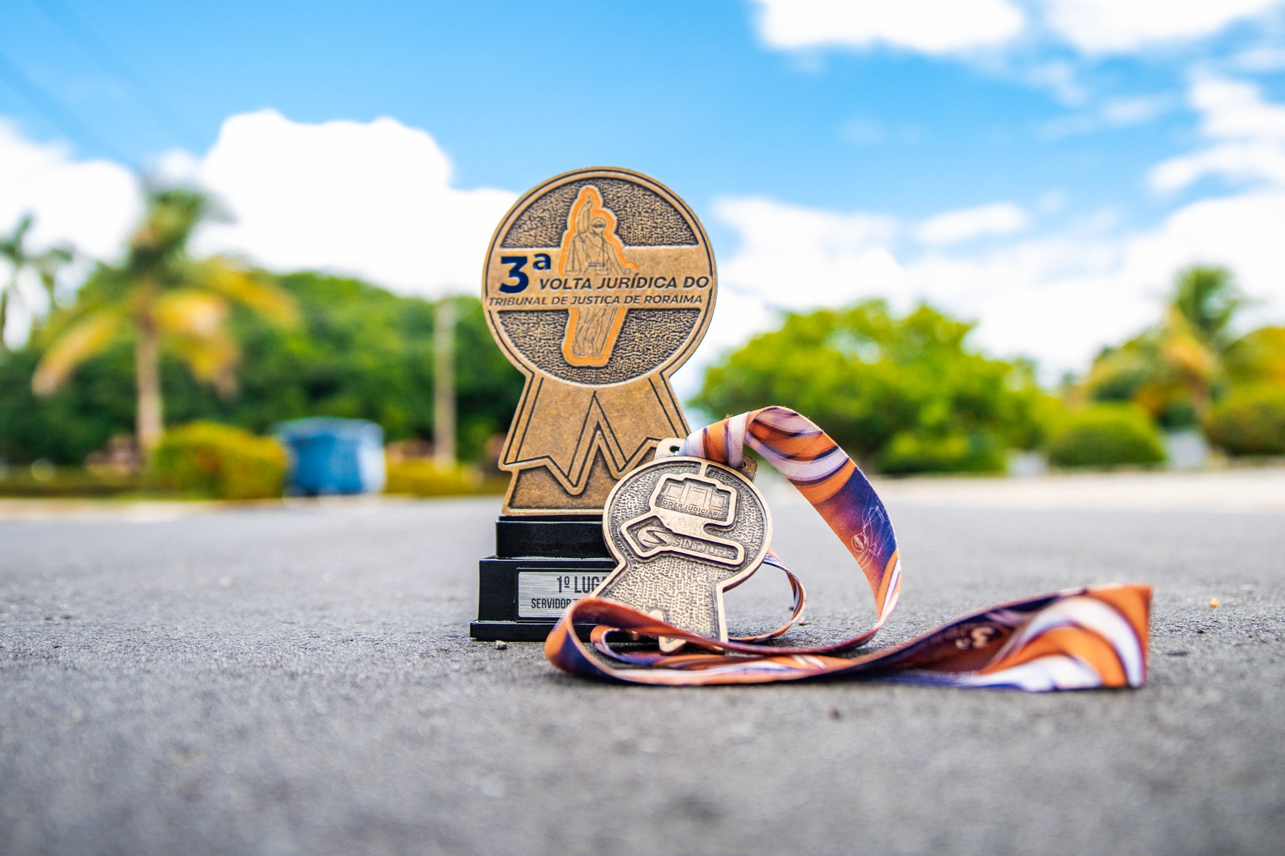 foto colorida mostra a medalha e o troféu da 3ª edição da corrida "Volta jurídica”, do Tribunal de Justiça de Roraima. foto colorida mostra a medalha e o troféu da 3ª edição da corrida "Volta jurídica”, do Tribunal de Justiça de Roraima.