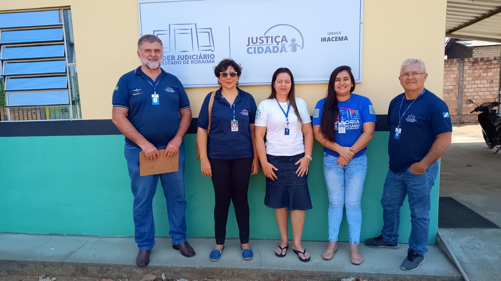 Imagem colorida mostrando servidores da Ouvidoria do TJRR posando para foto