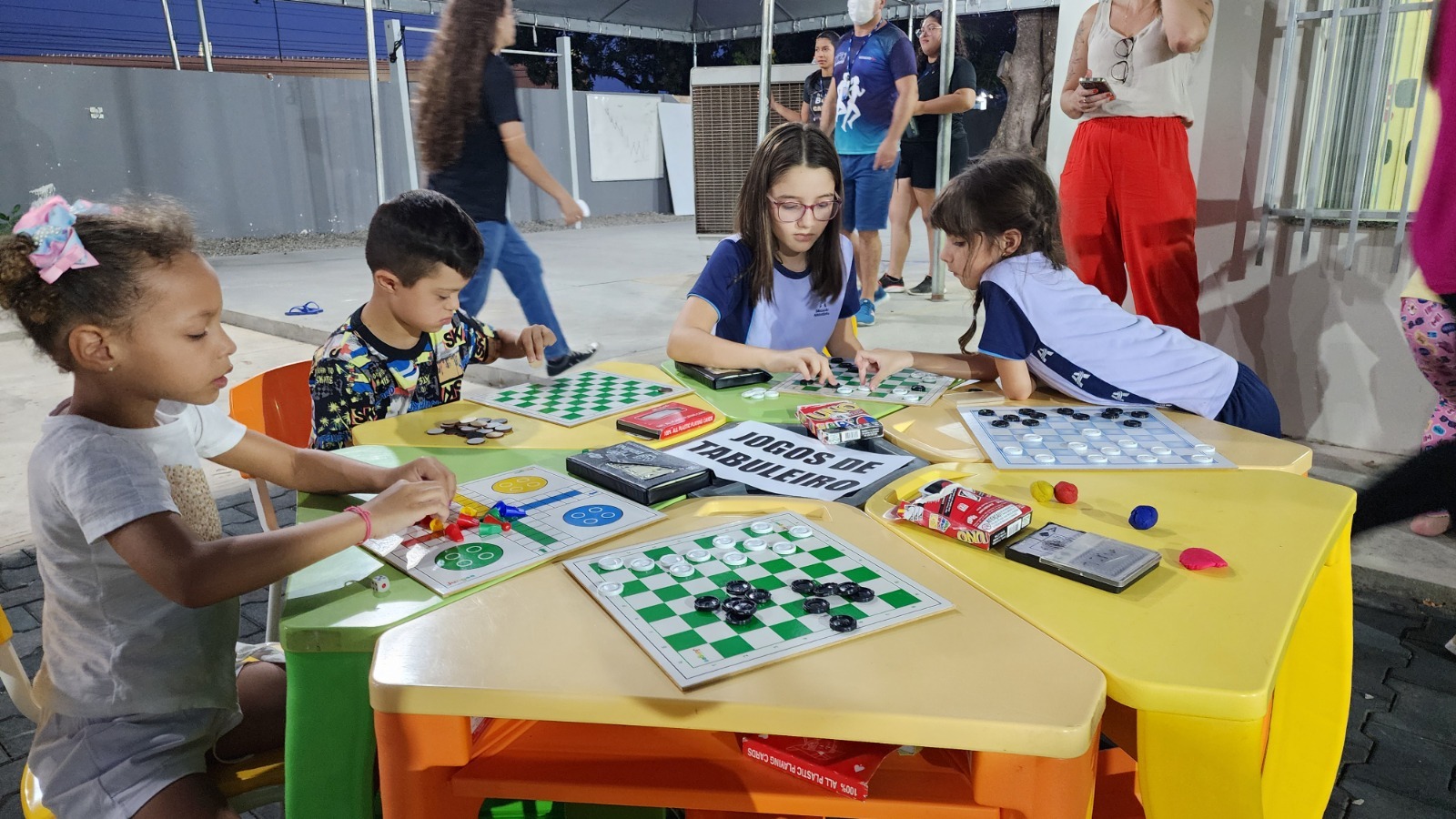 foto colorida de crianças brincando com um tabuleiro