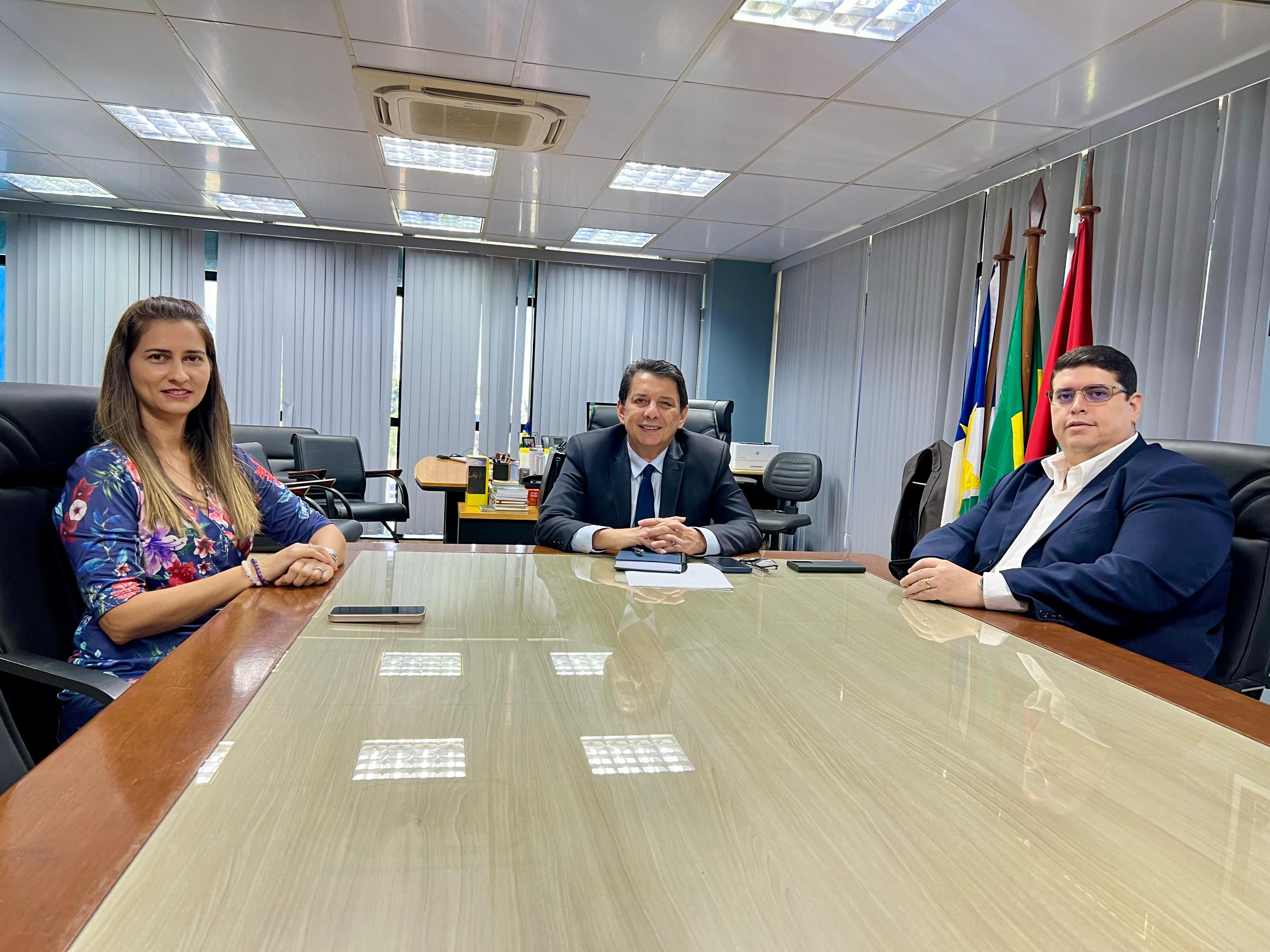 Imagem colorida mostra pessoas sentadas em volta de uma mesa, que incluiu o presidente do Tribunal de Justiça de Roraima, desembargador Jésus Nascimento, o coordenador da Presidência, Alexandre Ferreira, e a secretária de qualidade de vida do TJRR, Ivy Marques.