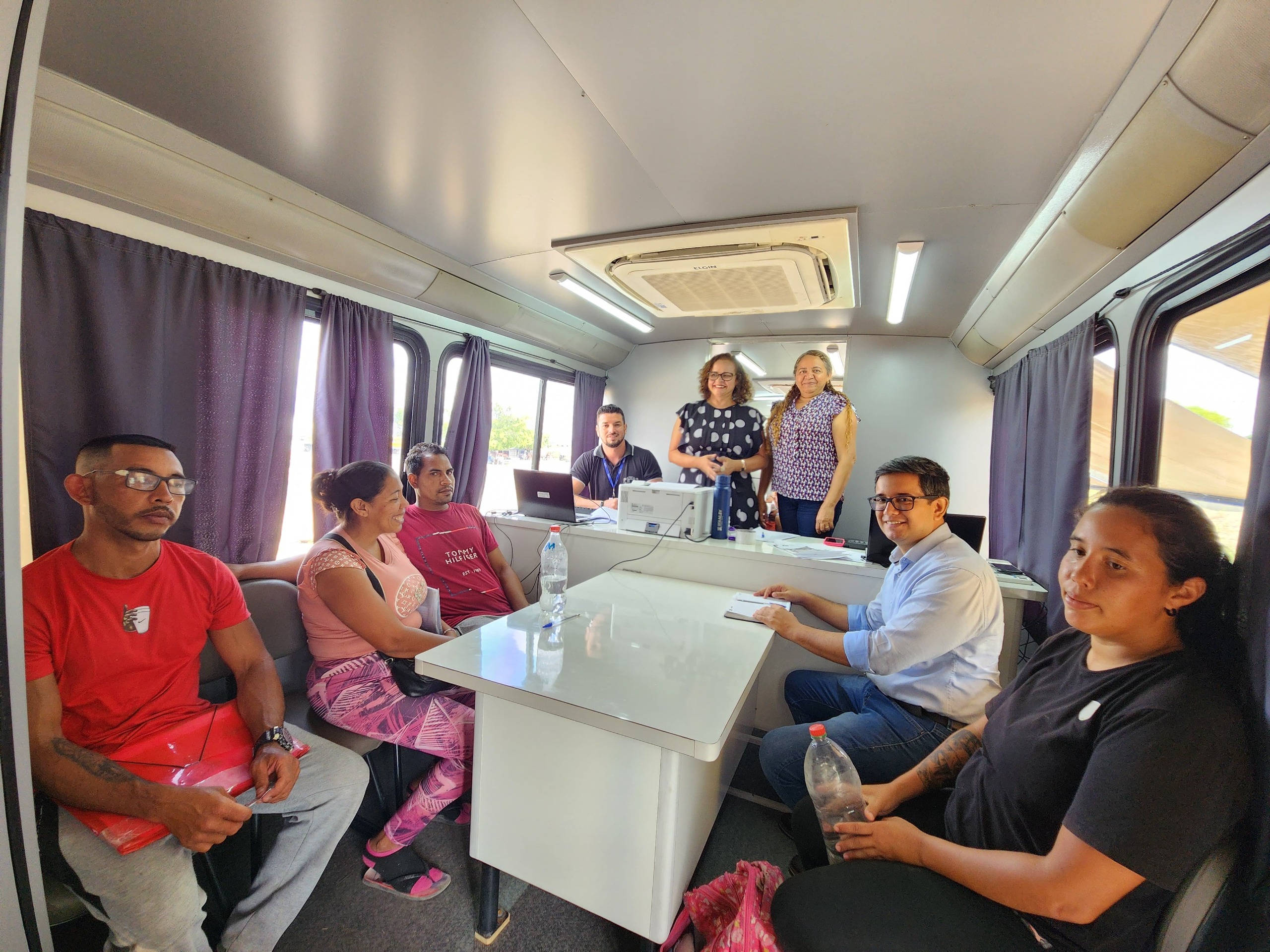 foto colorida do ônibus da parte interna do ônibus da justiça itinerante realizando atendimento
