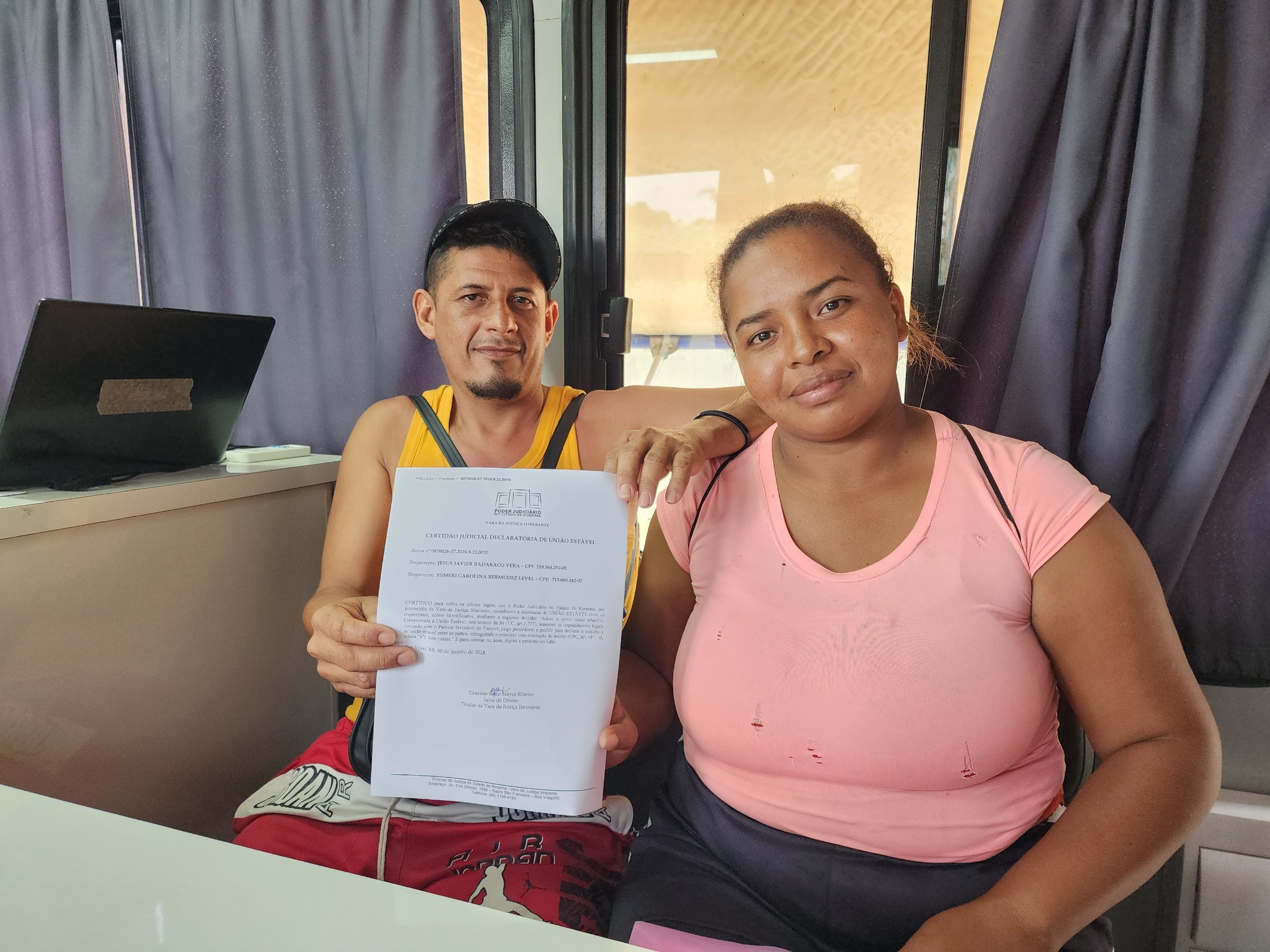 foto colorida de um casal sendo atendido