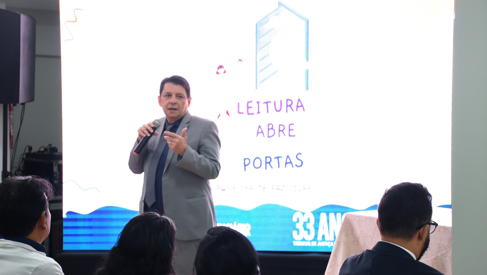 Imagem colorida mostrando o presidente do TJRR, desembargador Jésus Nascimento, discursando durante evento 