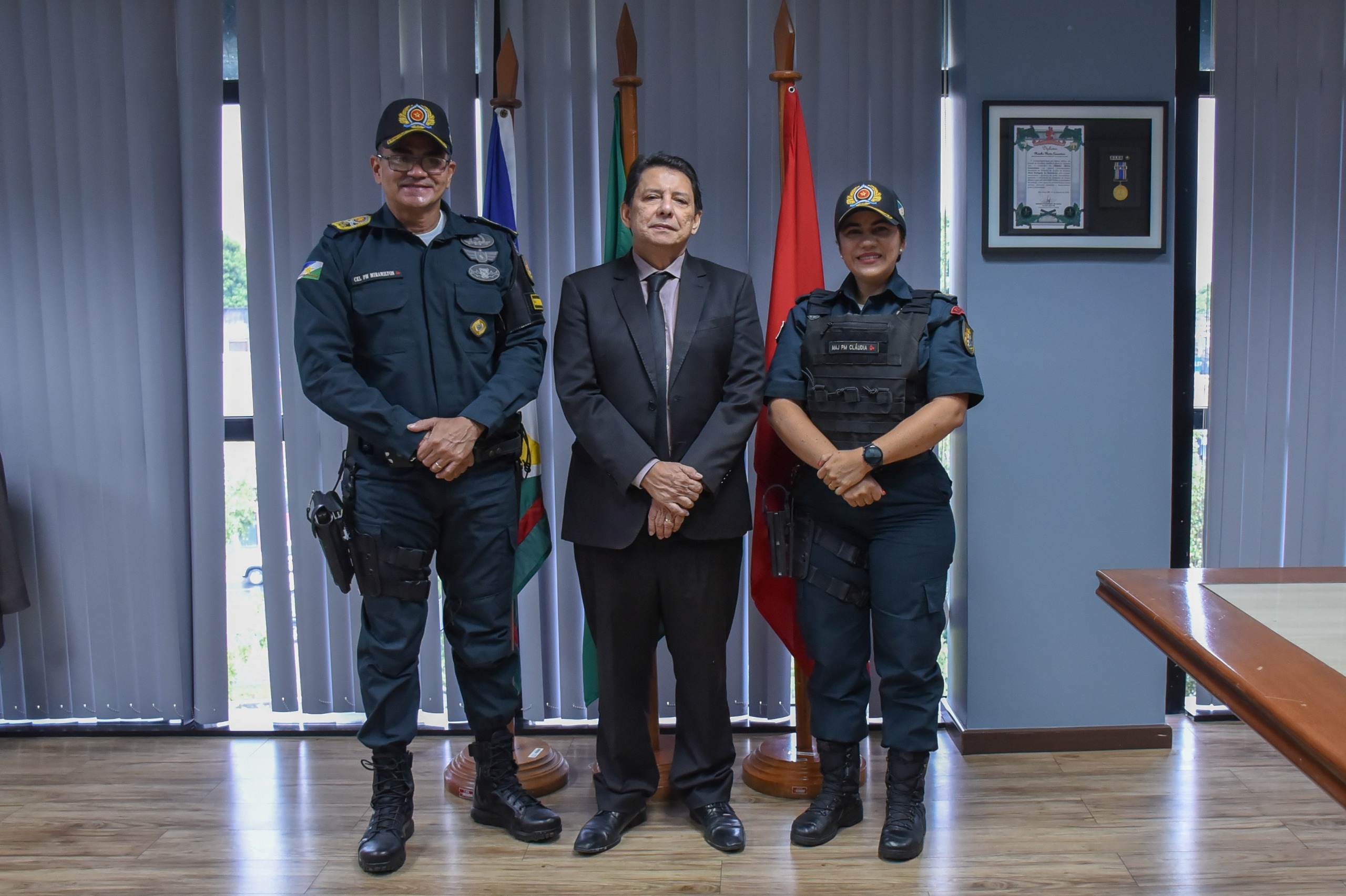Foto colorida mostra o Presidente do Tribunal de Justiça de Roraima, desembargador Jésus Nascimento, posando para foto com os representantes da Polícia Militar de Roraima.