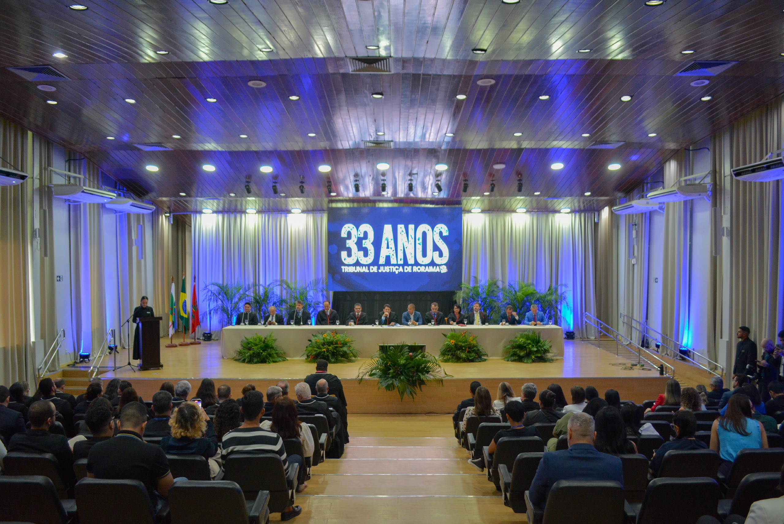 Imagem colorida mostrando o auditório do Fórum Cível durante evento de aniversário do TJRR