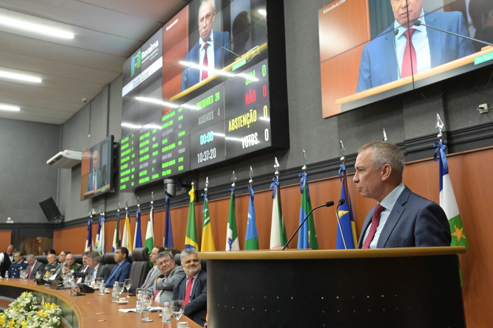 foto colorida mostra a direita o representante do Poder Judiciário, desembargador Almiro Padilha discursando no microfone durante o evento.