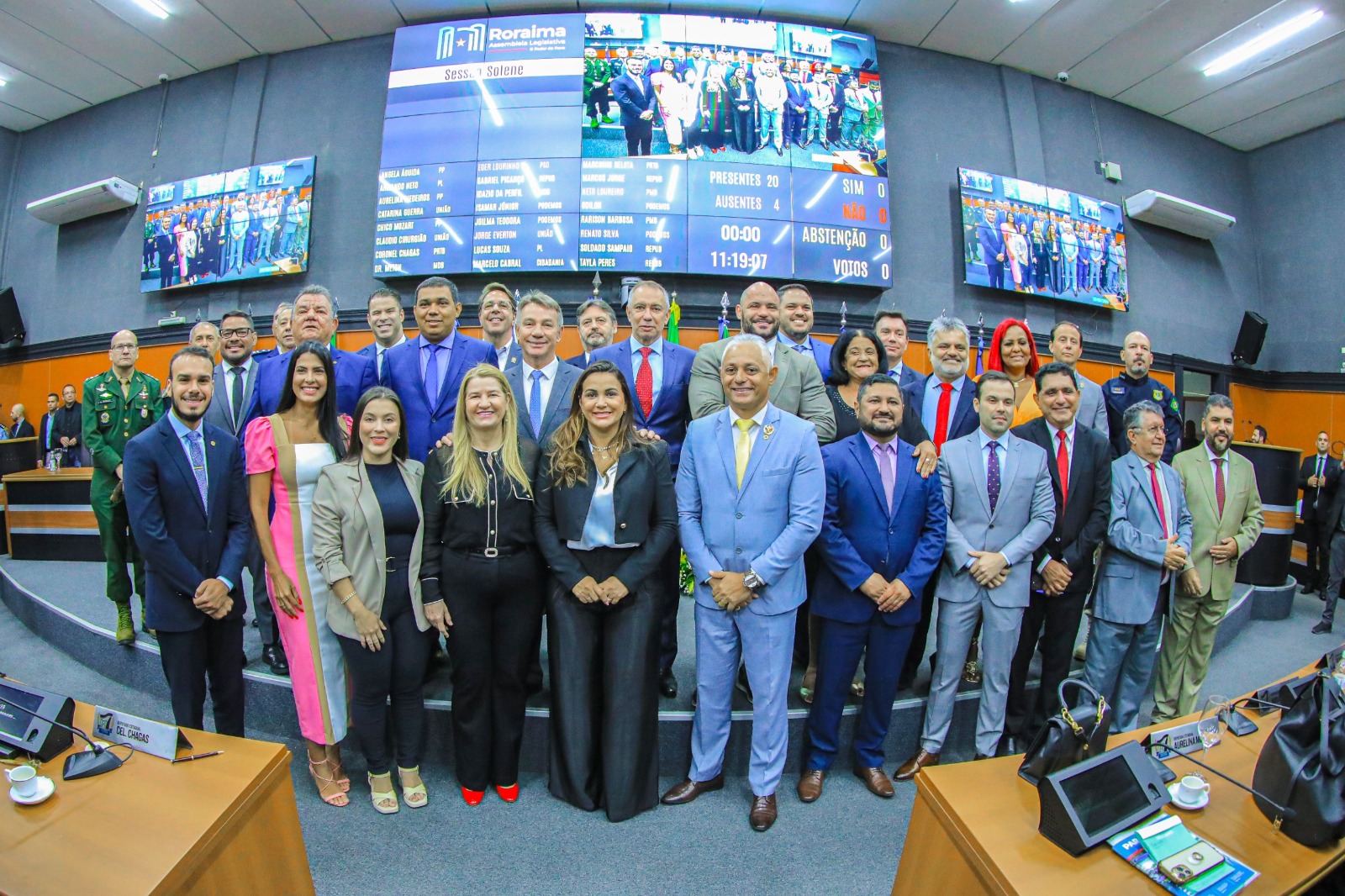 Foto colorida mostra o governador do Estado, Antonio Denarium, o presidente do Poder Legislativo, deputado Soldado Sampaio, o procurador-geral de justiça do Ministério Público de Roraima, Fábio Bastos Stica, o procurador geral do Estado de Roraima, Jean Pierre Michetti, o secretário chefe da Casa Civil, Flamarion Portela, o subdefensor Público Geral, Natanael Ferreira, presidente da Ordem dos Advogados do Brasil-Seccional Roraima, Ednaldo Gomes Vidal, e demais autoridades do Estado posando para foto ao final do evento.