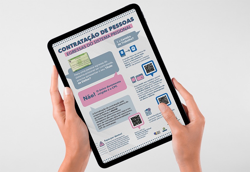 foto colorida mostra duas mãos segurando um tablet com o Infográfico sobre a emissão de documentos civis e a contratação de pessoas egressas