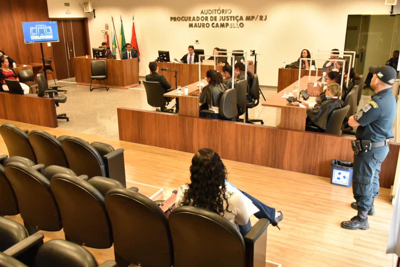 Imagem colorida colorida da audiência das Varas do Tribunal do Júri do Poder Judiciário de Roraima, localizado no Fórum Criminal Ministro Lins e Silva. 