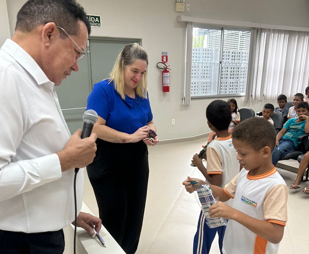 Imagem colorida mostrando servidores do TJRR conversando com crianças