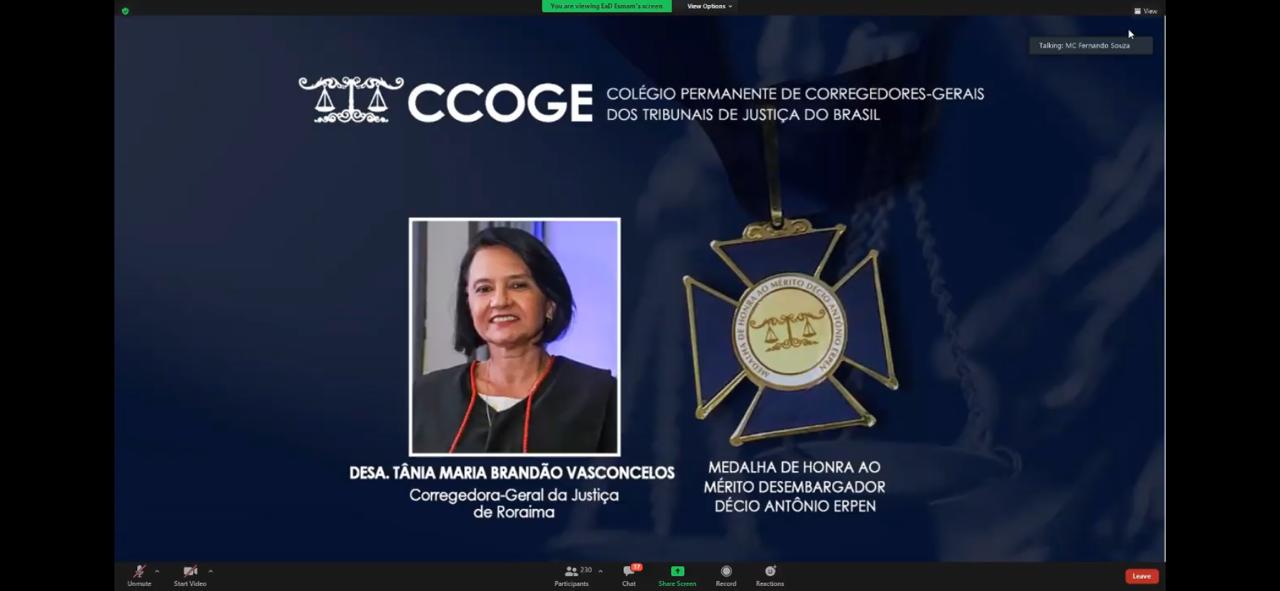 Imagem da tela de transmissão do Encontro do Colégio Permanente de Corregedores-Gerais dos Tribunais de Justiça do Brasil, com foto da desembargadora Tânia Vasconcelos e imagem da Medalha de Honra ao Mérito.