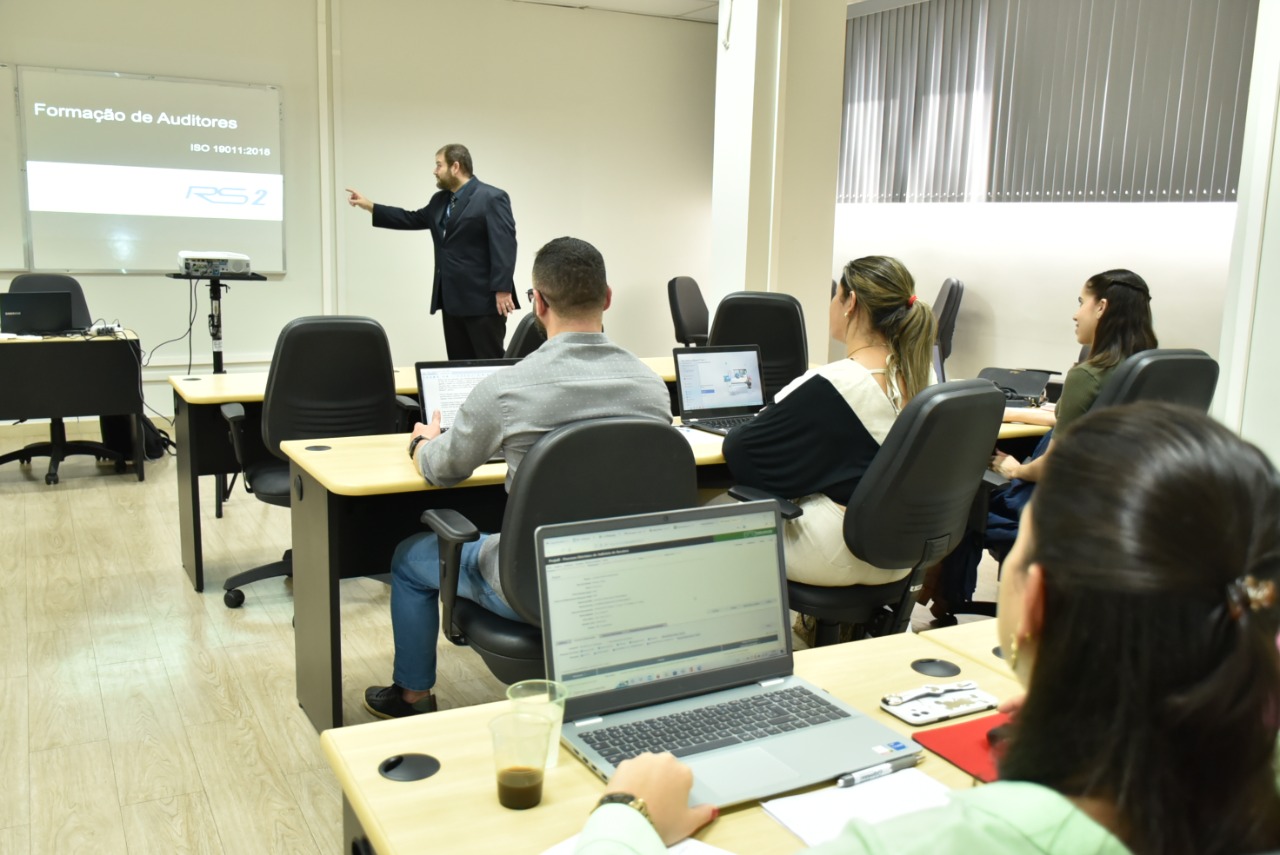 Imagem colorida contém o consultor Fábio Didier, responsável pela capacitação nos módulos de expansão do sistema de Gestão de qualidade da ISO 9001, para servidores do TJRR, na Escola do Poder Judiciário do Estado de Roraima (EJURR). 