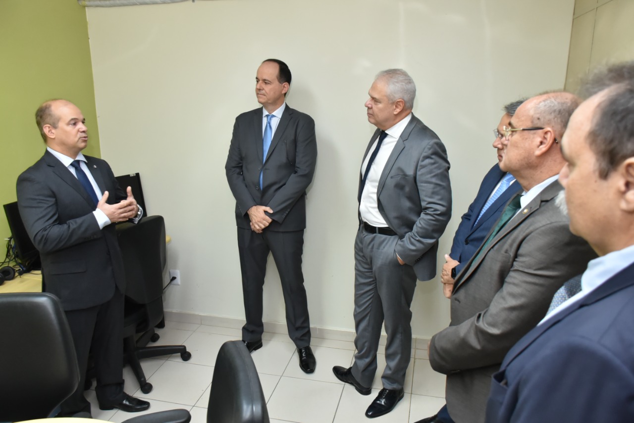 A imagem mostra o presidente, Desembargador Cristóvão Suter , o desembargador do Tribunal de Justiça de Pernambuco, Erik de Sousa Dantas e três magistrados assistindo o discurso do juiz Eduardo Álvares Carvalho.