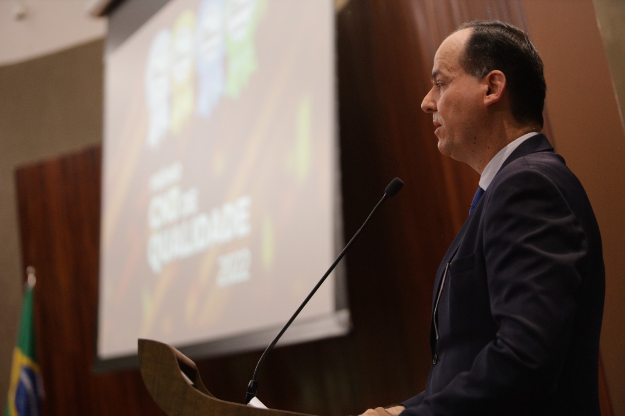 A imagem colorida mostra o perfil do  Presidente do TJRR, desembargador Cristóvão Suter durante o discurso da premiação do CNJ de Qualidade.