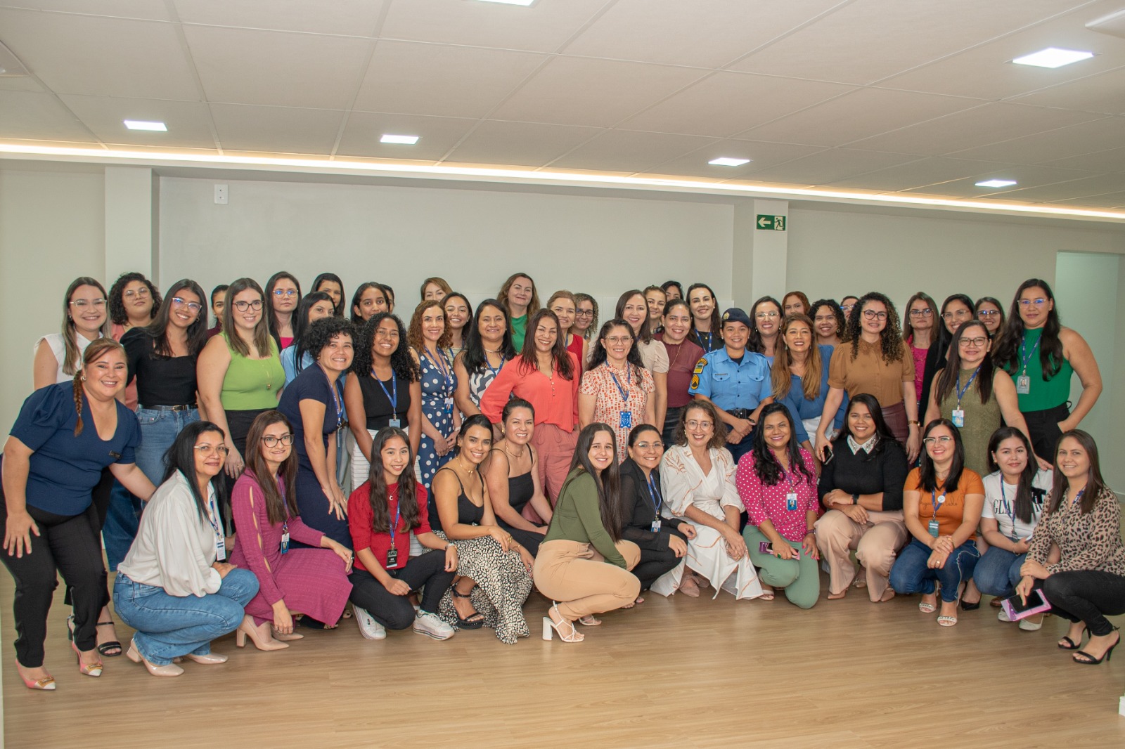 foto colorida de um grupo de servidores pousando para fotográfia