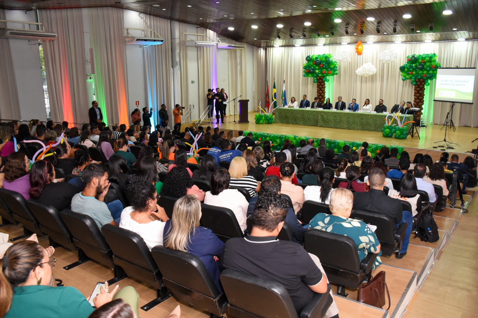 imagem colorida mostra o auditório do Fórum Cível Advogado Sobral Pinto, durante evento alusivo ao aniversário do ECA. 