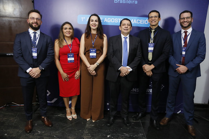 foto colorida do presidente do Tribunal de Justiça de Roraima, desembargador Jésus Nascimento, juntamente com o juiz auxiliar da presidência, Esdras Benchimol e mais quatro servidores do poder judiciário roraimense, pousando para fotografia