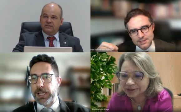 Imagem colorida mostra  juiz do Tribunal de Justiça da Paraíba (TJPB), Renan do Valle, juiz do Tribunal de Justiça do Amazonas (TJAM), Etelvina Lobo Braga e o juiz do Tribunal de Justiça de Goiás (TJGO), Eduardo Perez Oliveira, sendo mediado pelo juiz do Tribunal de Justiça de Roraima (TJRR), Eduardo Álvares Carvalho. durante a reunião online do Webinário;