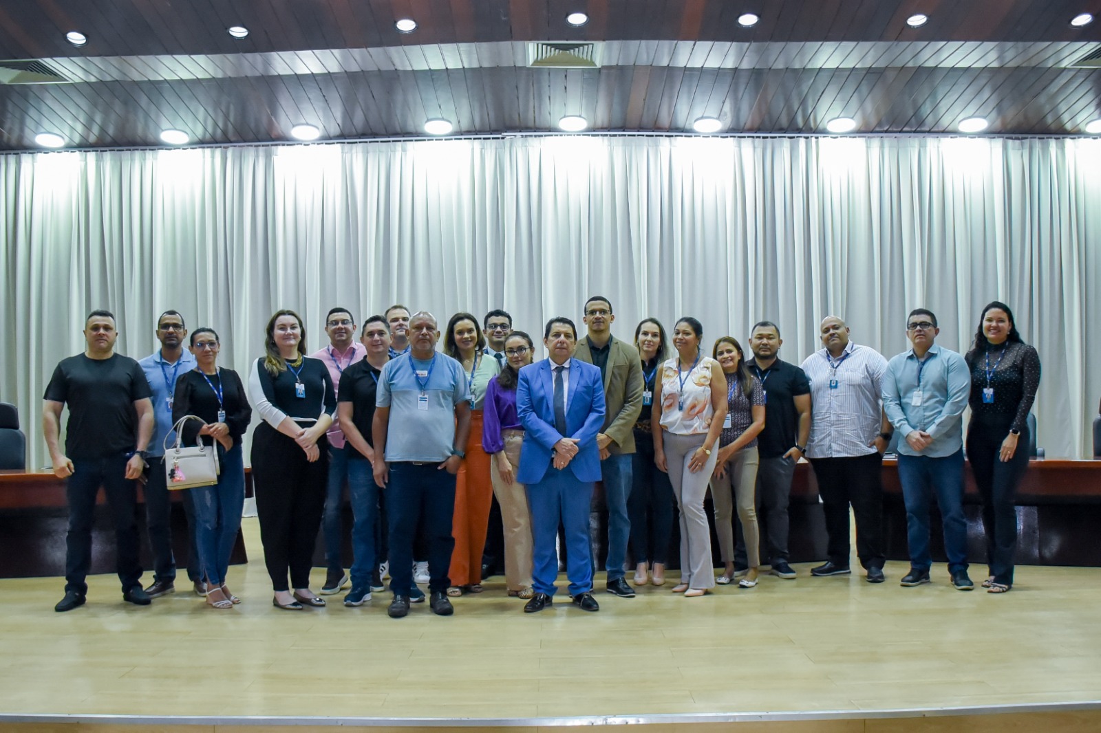 Imagem colorida mostra presidente do Tribunal de Justiça de Roraima, desembargador Jésus Nascimento posando para foto com os diretores de secretaria do Poder Judiciário de Roraima.