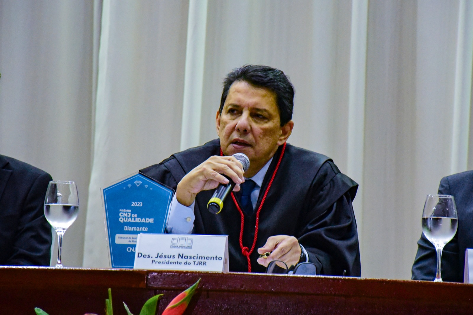 foto colorida do presidente do TJRR, jesus nascimento, falando ao microfone