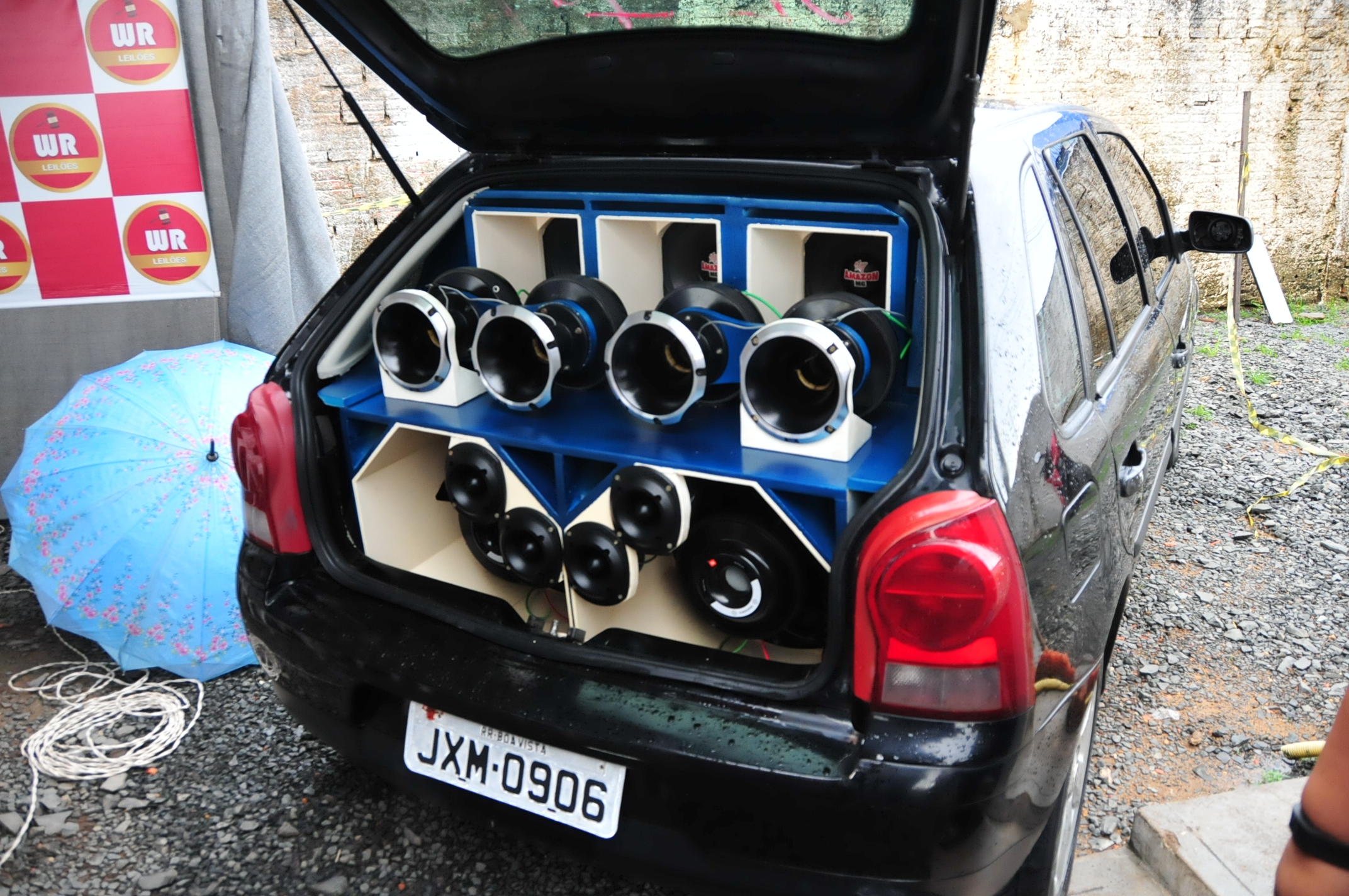 Carro modelo Gol de cor preto que foi leiloado 