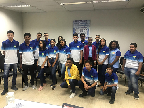 Turma dos estagiários do programa Rumo Certo posando para foto antes do início das aulas na EJURR