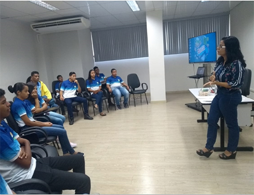 Estagiários do programa Rumo Certo em sala de aula durante treinamento da Escola do Judiciário