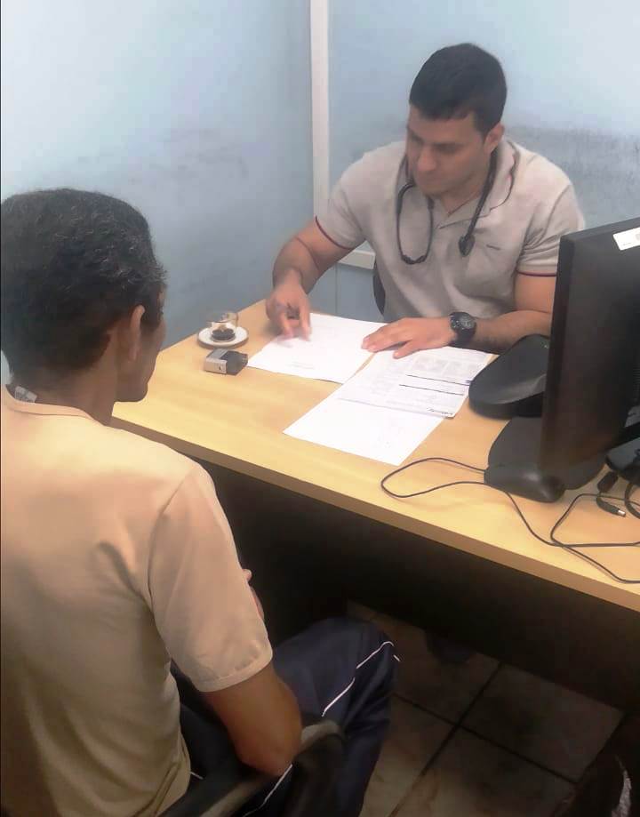 Servidor recebendo atendimento médico no interior do estado