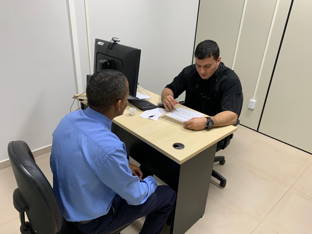 Servidores durante atendimento médico nas comarcas do interior de Roraima