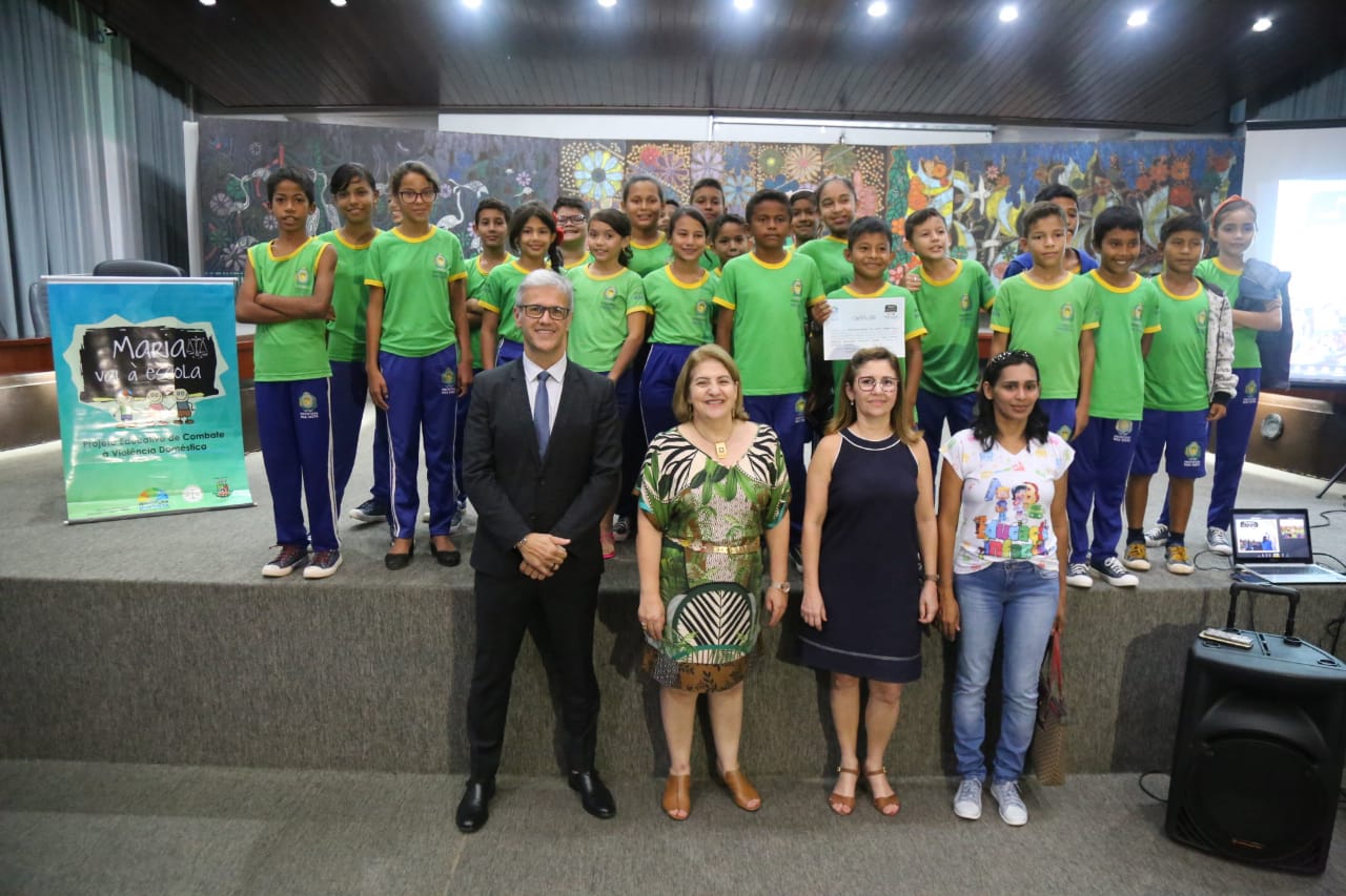 O juiz Jaime Plá, a juíza Maria Aparecida Cury, os estudantes da Escola Valdemarina Normando Martins, juntamente com as professores que ministram as aulas do programa