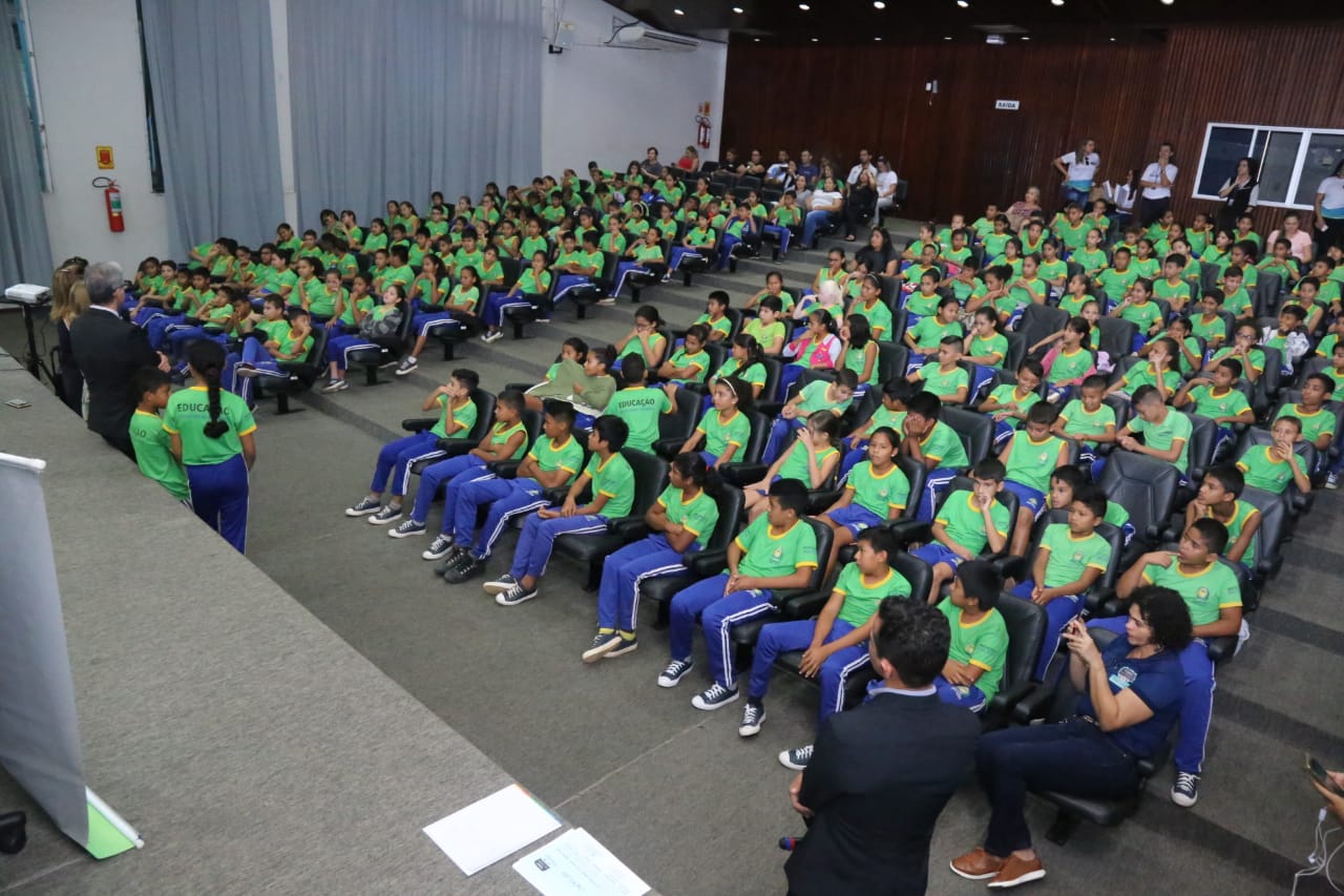 Crianças da Escola Valdemarina Normando Martins, em cerimônia de entrega dos certificados do Maria Vai à Escola, realizada no no auditório do Fórum Advogado Sobral Pinto