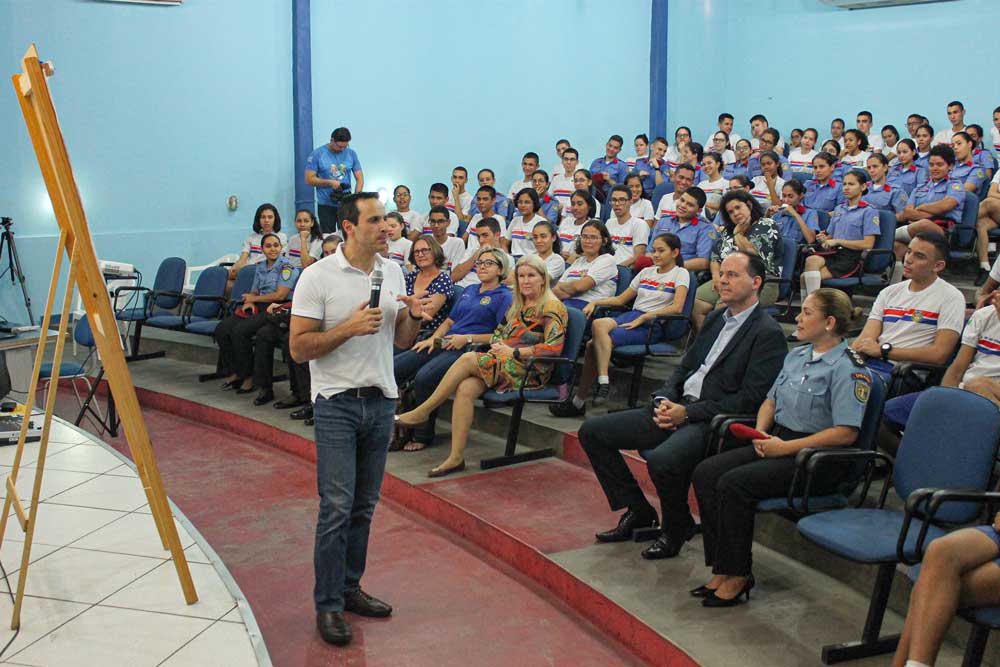 O palestrante Ben Zruel em visita ao Colégio Militar
