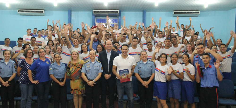 Foto geral dos estudantes da Escola Militar, acompanhados do desembargador Cristóvão Suter e do palestrante Ben Zruel
