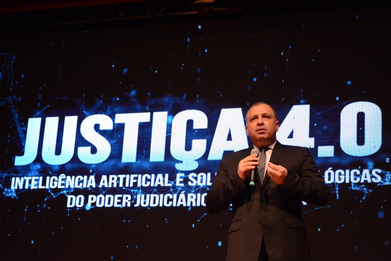 Presidente do Tribunal de Justiça de Roraima, desembargador Mozarildo Cavalcanti, no palco do Justiça 4.0