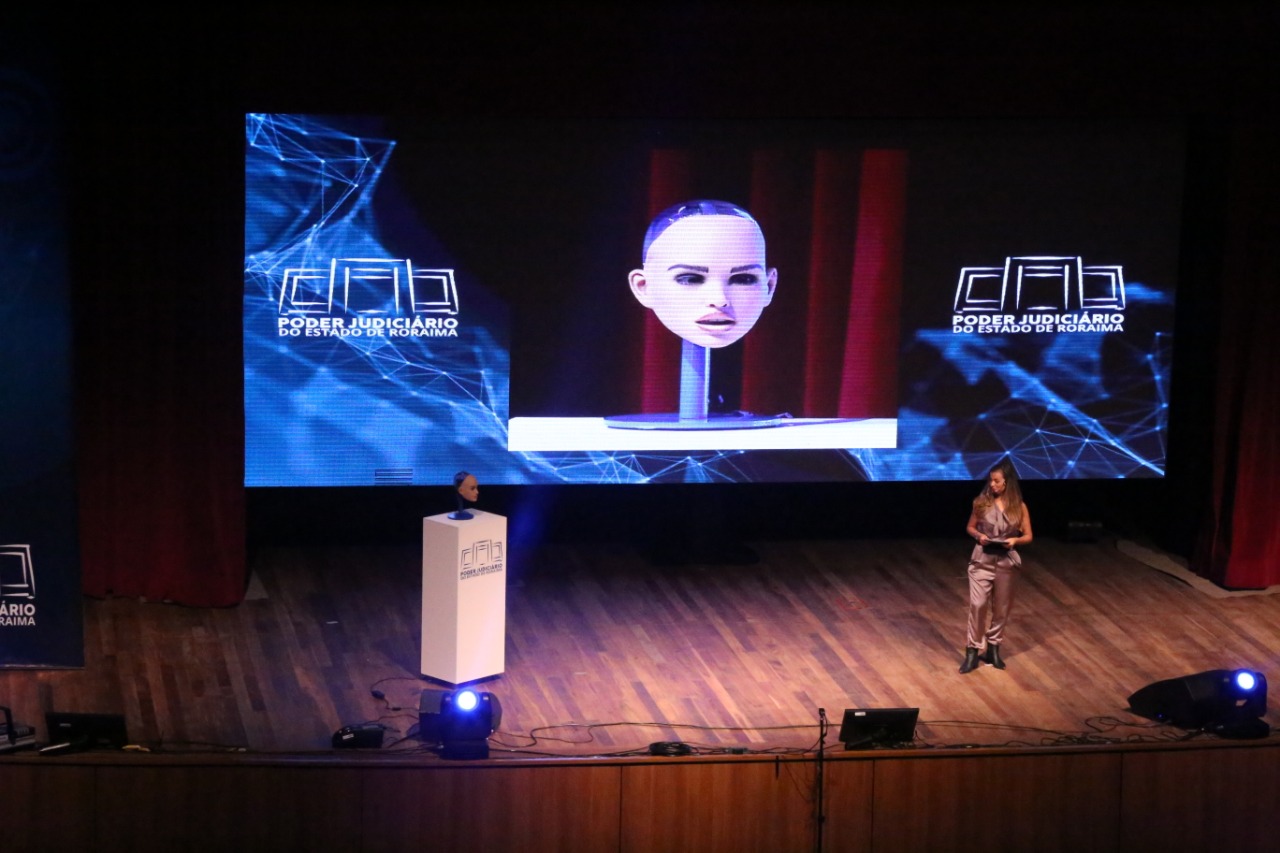 Ju, a primeira robô Humanoide do Brasil, apresentando o Justiça 4.0