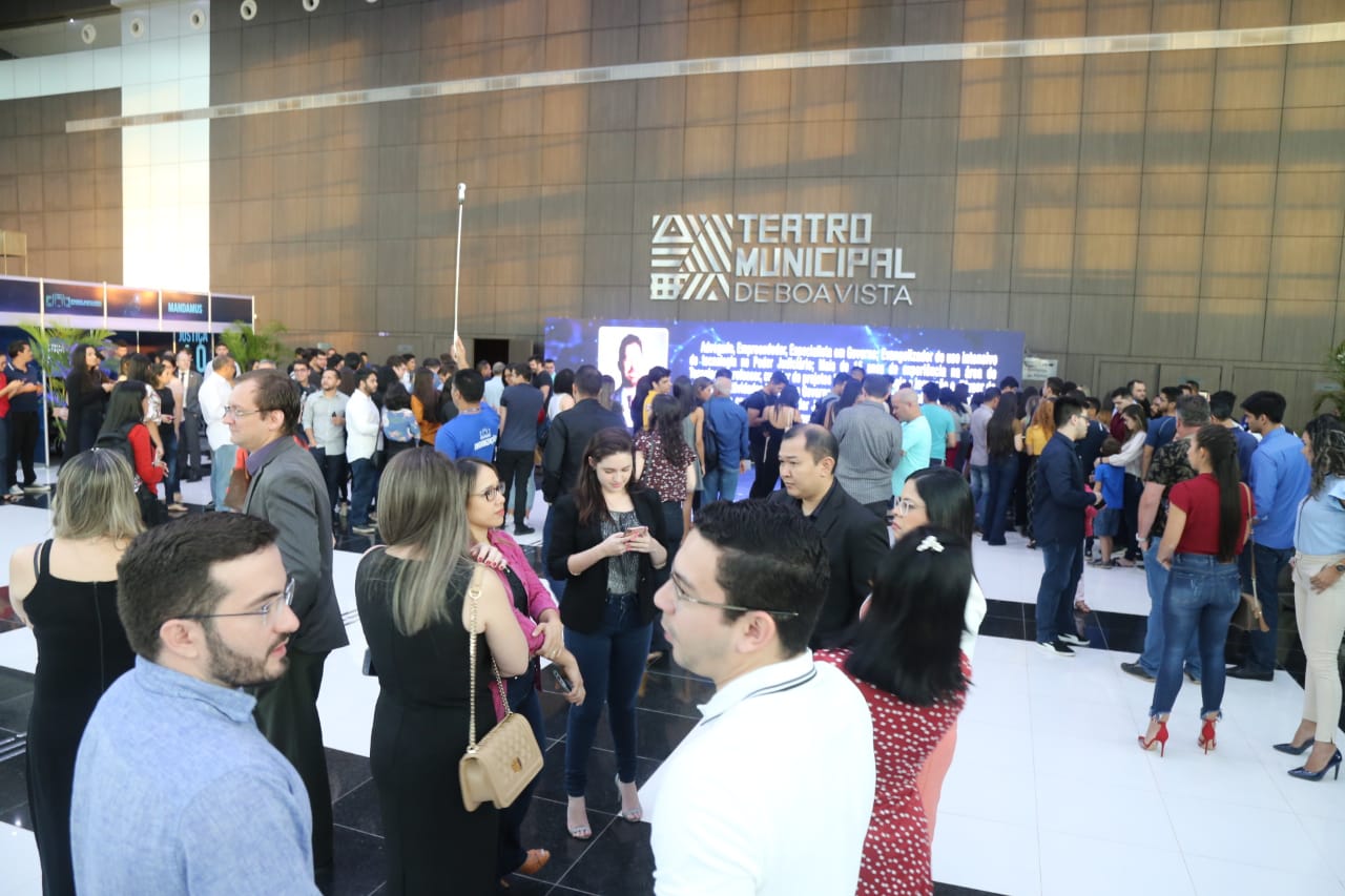 Público em visita aos stands do Justiça 4.0