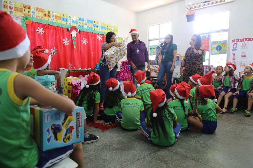 Crianças em evento de Natal realizado pelo TJRR no Fórum Criminal.