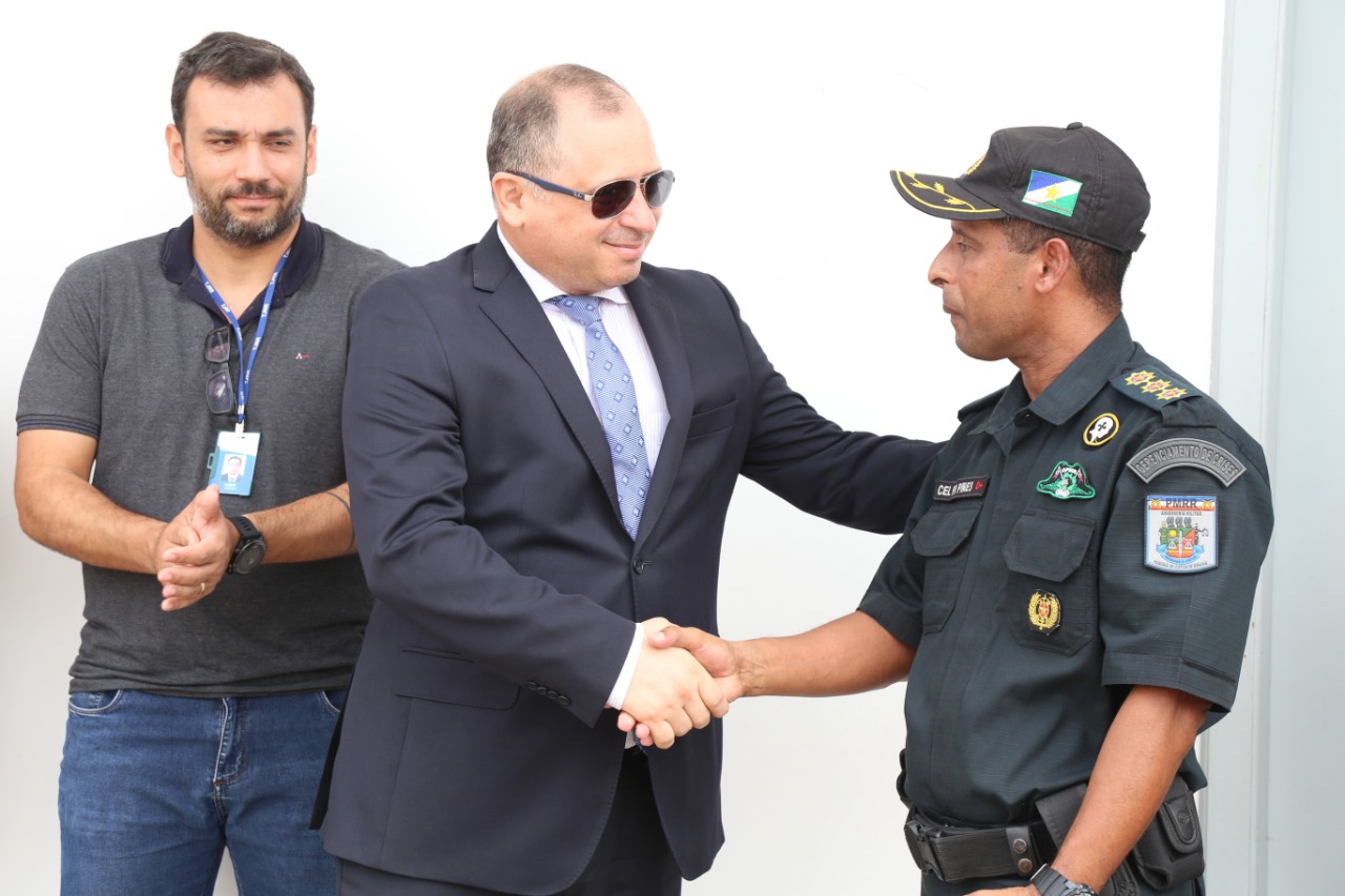Presidente do Tribunal de Justiça de Roraima, desembargador Mozarildo Cavalcanti, formalizando a entrega dos novos veículos.