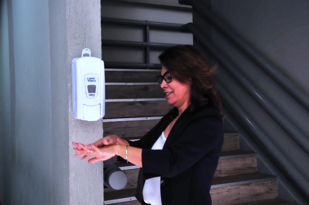 Dispensers de álcool em gel disponibilizado nos prédios do Poder Judiciário.